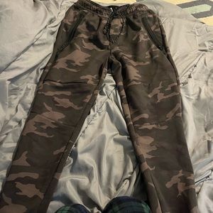 AE men’s joggers